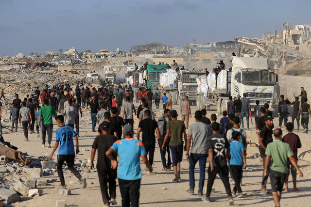 Warga Palestina menerima pasokan bantuan di Beit Lahia, di Jalur Gaza utara, Rabu (25/6/2025). Foto: Dawoud Abu Alkas/REUTERS