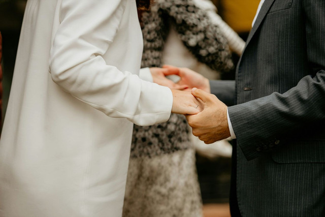 Momen sederhana seperti berjabat tangan bisa menyimpan makna sakral ketika dilakukan dalam ikatan yang sah. Dalam Islam, keintiman bukan dimulai dari sentuhan, tapi dari akad yang mengikat ruh dan tanggung jawab. https://unsplash.com/photos/a-man-and-woman-holding-hands-aXdJNxdfg7Y