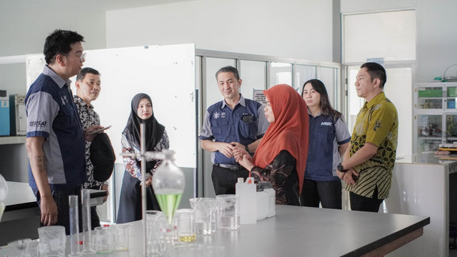 HPI Sustainable Palm Oil meninjau langsung fasilitas dan potensi yang dimiliki SMK SMTI Pontianak dalam mendukung program pendidikan berbasis industri. Foto: Dok. Istimewa