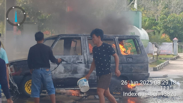 Mobil terbakar di SPBU Tekudak ketika antre BBM. Foto; Dok Polres Kapuas Hulu.