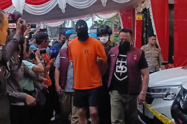 Polisi menunjukkan tersangka dan barang bukti penembakan WN Australia saat konpers di Polres Badung, Bali, Kamis (26/6/2025). Foto: Denita BR Matondang/kumparan