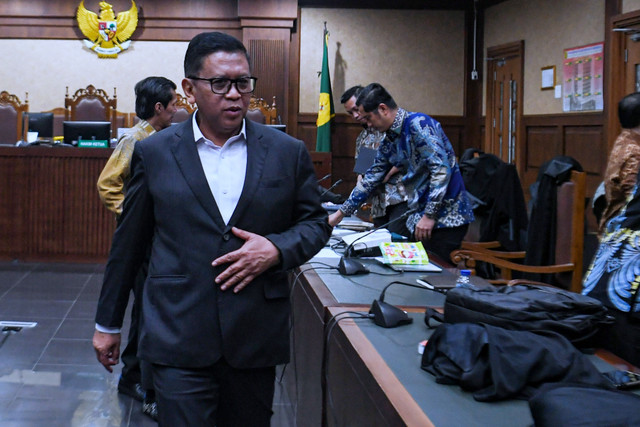 Terdakwa kasus dugaan perintangan penyidikan kasus korupsi Harun Masiku, Hasto Kristiyanto berjalan usai menjalani sidang lanjutan di Pengadilan Tipikor, Jakarta, Kamis (26/6/2025). Foto: Muhammad Adimaja/ANTARA FOTO