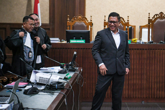 Terdakwa kasus dugaan perintangan penyidikan kasus korupsi Harun Masiku, Hasto Kristiyanto berjalan usai menjalani sidang lanjutan di Pengadilan Tipikor, Jakarta, Kamis (26/6/2025). Foto: Muhammad Adimaja/ANTARA FOTO