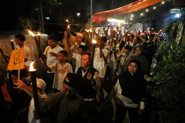 Sejumlah warga mengikuti pawai obor di kawasan Menteng, Jakarta, Kamis (26/6/2025). Foto: Iqbal Firdaus/kumparan