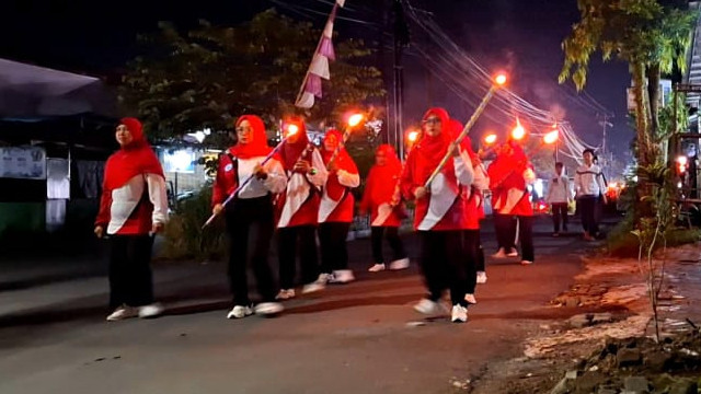 Pawai Obor dalam rangka menyambut Tahun Baru Islam 1 Muharram 1447 Hijriah yang digelar oleh Masjid Rabbani Perumahan GPI Kota Manado, Kamis (26/6).