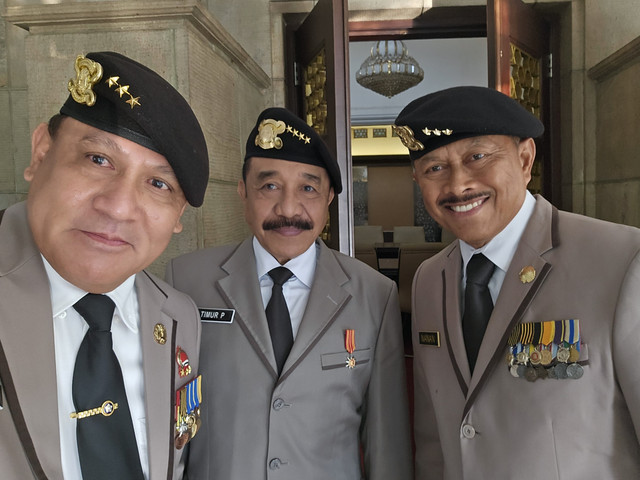Komjen (Purn) Firli Bahuri bersama Jenderal Pol (Purn) Timur Pradopo dan Komjen Pol (Purn) Nanan Soekarna. Foto: Dok. Istimewa