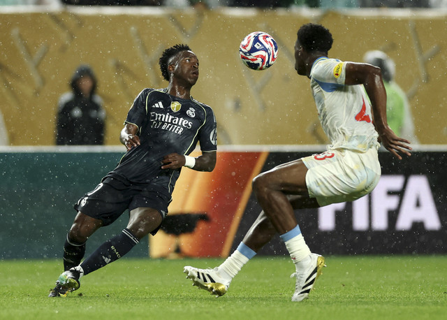 Pemain Real Madrid, Vinicius Junior, beraksi dengan pemain RB Salzburg, Kouakou Gadou pada pertandingan Piala Dunia Antarklub antara RB Salzburg vs Real Madrid di Lincoln Financial Field, Philadelphia, Pennsylvania, A.S, Jumat (27/6/2025). Foto: Lee Smith/REUTERS