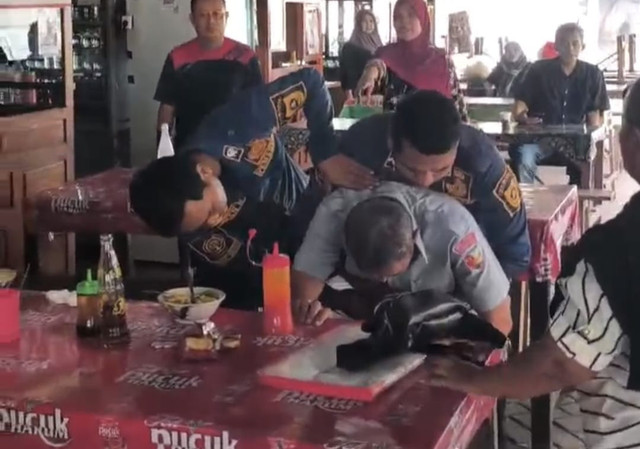 Momen saat Damkar Kabupaten Bogor menyelamatkan warga yang keselek bakso. Dok: Ist.