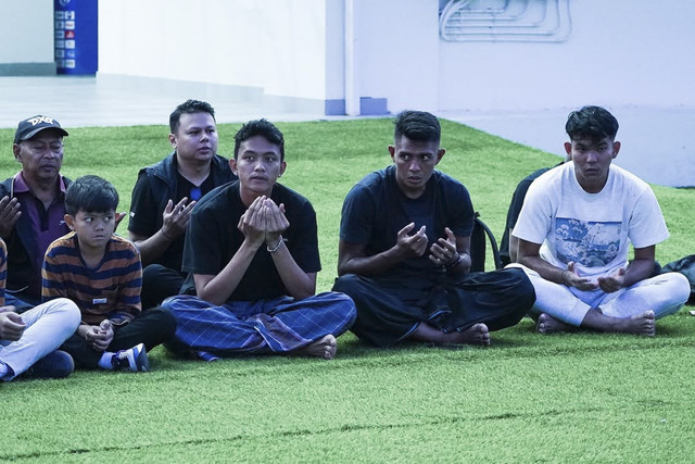 Arema FC bersama seluruh tim melakukan doa bersama sebagai bentuk penghormatan dan pengingat atas 1000 hari tragedi kanjuruhan di Stadion Kanjuruhan. Foto: Instagram/ @aremafcofficial