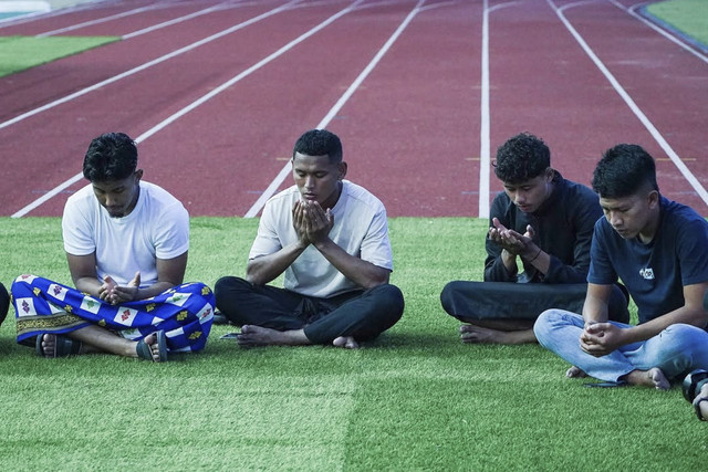 Arema FC bersama seluruh tim melakukan doa bersama sebagai bentuk penghormatan dan pengingat atas 1000 hari tragedi kanjuruhan di Stadion Kanjuruhan. Foto: Instagram/ @aremafcofficial