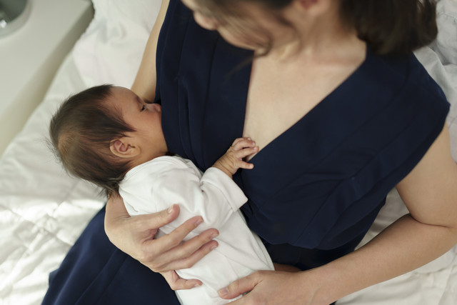 Ilustrasi ibu menyusui bayi untuk membantu kesehatan saluran cerna. Foto: BaLL LunLa/Shutterstock