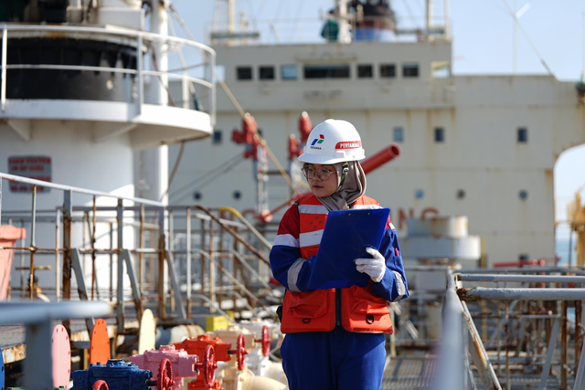 Petugas Pertamina International Shipping (PIS) saat memeriksa kapal dalam mendistribusikan energi. Foto: Dok. Pertamina