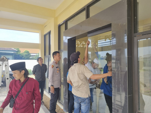 Pintu kaca kantor Polsek Panggungrejo di Jalan Hangtuah, Kota Pasuruan, diganti usai dirusak oleh seorang remaja berinisial AM (14 tahun). Foto: Dok. Polres Pasuruan Kota