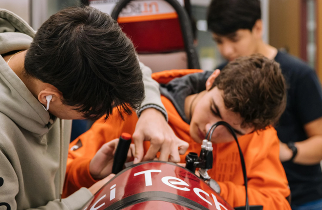 Ilustrasi SMK Terbaik di Jember. Sumber: Pexels/Jeswin Thomas