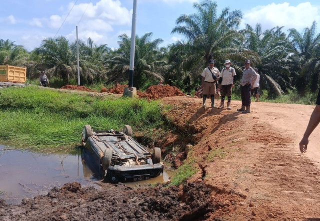 Mobil korban kecelakaan tunggal terbalik usai tergelincir di jalan yang licin di Kubu Raya. Foto: Dok. Polres Kubu Raya