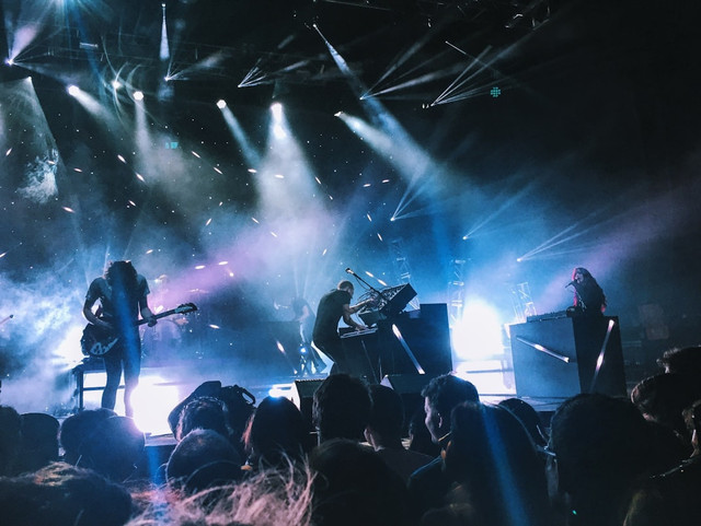 Harga tiket konser Smashing Pumpkins di Jakarta 2025, foto hanya ilustrasi, bukan konser sebenarnya: Unsplash/Matthew Kalapuch