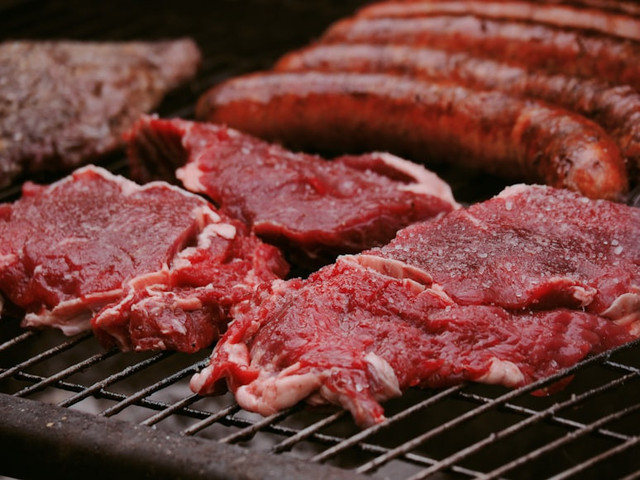 Ilustrasi cara menggiling daging pakai blender, foto: unsplash/Archer Allstars