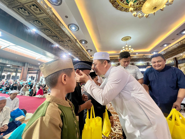 Gubernur Kalbar, Ria Norsan mencium salah satu anak yatim piatu usai memberikan bingkisan di Pendopo Gubernur. Foto: Dok. Istimewa