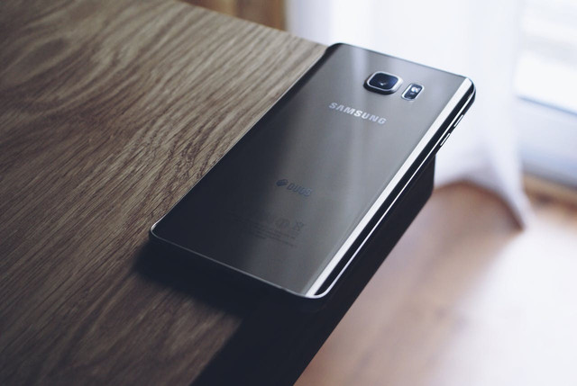Ilustrasi HP Samsung dengan fitur NFC. Sumber: pexels.com/John Tekeridis