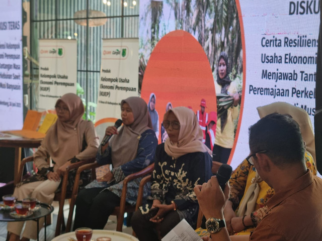 Para perempuan petani sawit Muba yang hadir dalam Diskusi Teras bertema Cerita Resiliensi Usaha Ekonomi Perempuan di Palembang. Foto : Abdullah Toriq/Urban Id