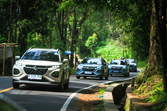 Mencoba Suzuki Fronx di Bandung. Eksplorasi fitur dan melakukan uji irit konsumsi BBM. Foto: Dok. Istimewa