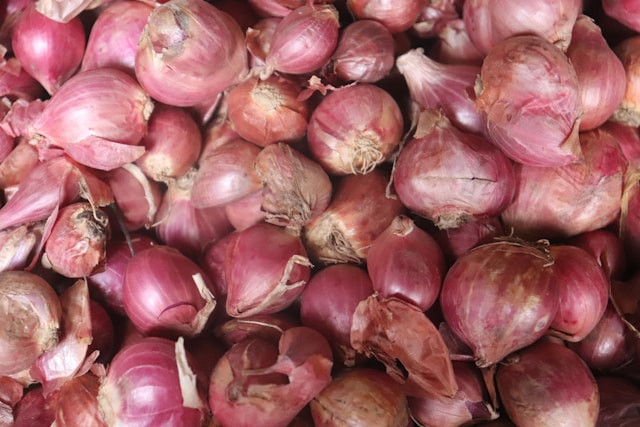 Cara Meniriskan Minyak pada Bawang Goreng. Foto Hanya Ilustrasi, Bukan Sebenarnya. Sumber Foto: Unsplash.com/Mufid Majnun