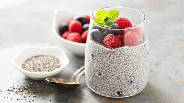 ilustrasi chia seed pudding/Elena Veselova/Shutterstock