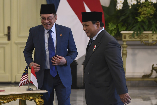 Presiden Prabowo Subianto (kanan) mendampingi Perdana Menteri Malaysia Anwar Ibrahim (kiri) setibanya di Istana Merdeka, Jakarta, Jumat (27/6/2025). Foto: Hafidz Mubarak A/ ANTARA FOTO