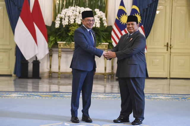 Presiden Prabowo Subianto (kanan) berjabat tangan dengan Perdana Menteri Malaysia Anwar Ibrahim (kiri) sebelum pertemuan bilateral di Istana Merdeka, Jakarta, Jumat (27/6/2025). Foto: Hafidz Mubarak A/ ANTARA FOTO