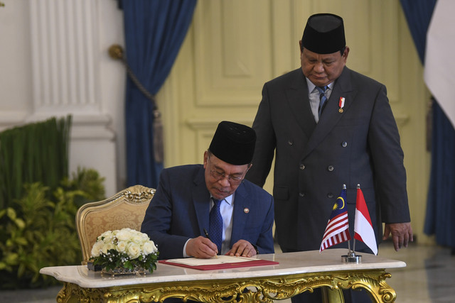 Presiden Prabowo Subianto (kanan) mendampingi Perdana Menteri Malaysia Anwar Ibrahim (kiri) mengisi buku tamu setibanya di Istana Merdeka, Jakarta, Jumat (27/6/2025). Foto: Hafidz Mubarak A/ ANTARA FOTO