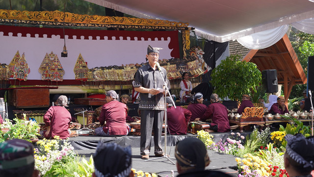 Bupati Bojonegoro Setyo Wahono saat beri sambutan dalam Prosesi Ruwatan Murwakala di kawasan wisata Khayangan Api, Bojonegoro. Jumat (27/06/2025). (Aset: Istimewa)