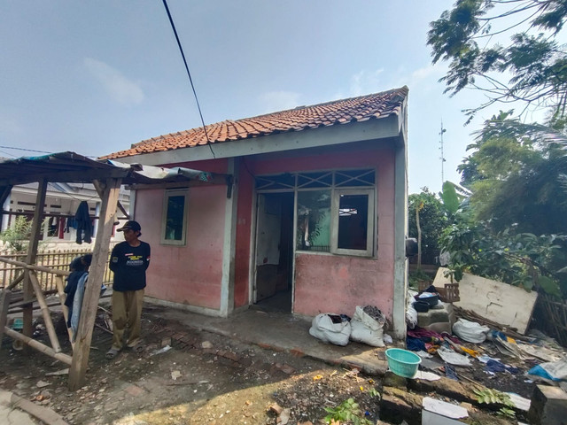 Suasana rumah Iyah dan Dating, orang tua yang diduga memaksa 6 anaknya mengemis di jalanan Karawang, Jawa Barat. Foto: Dok kumparan