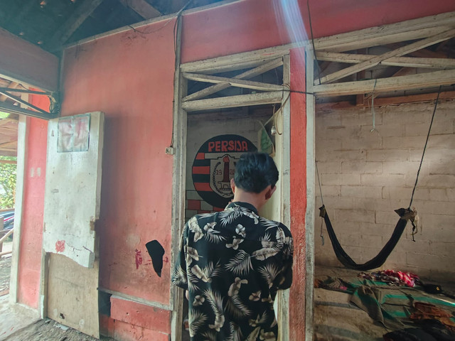Ferdi menunjukkan kondisi rumahnya di Karawang, Jawa Barat. Foto: Dok kumparan