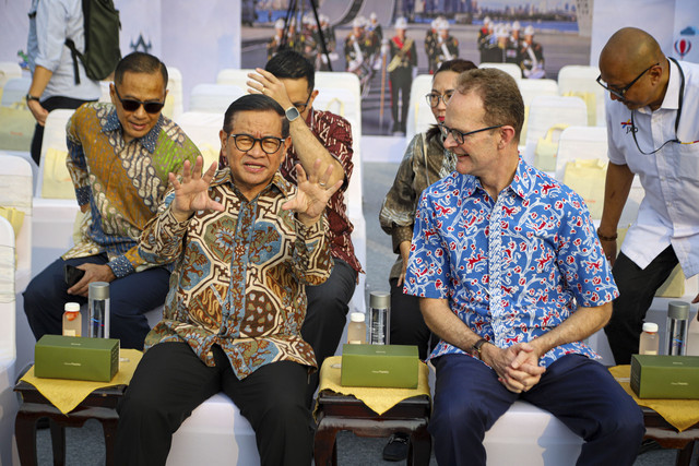 Gubernur Jakarta, Pramono Anung; dan Duta Besar Inggris untuk Indonesia dan Timor Leste, Dominic Jermey, di Lapangan Banteng menyaksikan penampilan Royal Marines Band dari Kerajaan Inggris, Jakarta, Jumat (27/6). Foto: Thomas Bosco/kumparan