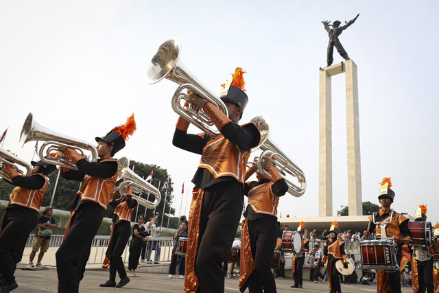 Grup marching band UK Royal Marines Band tampil dihadapan warga di Lapangan Banteng, Jakarta, Jumat (27/6/2025). Foto: Iqbal Firdaus/kumparan
