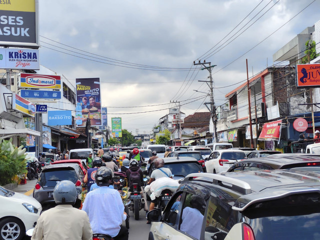 Suasana Jalan Mataram hingga Jalan Malioboro, Kota Yogyakarta saat libur tahun baru Islam 1 Muharram 1447 H, yang jatuh pada Jumat (27/6/2025). Foto: Arfiansyah Panji Purnandaru/kumparan