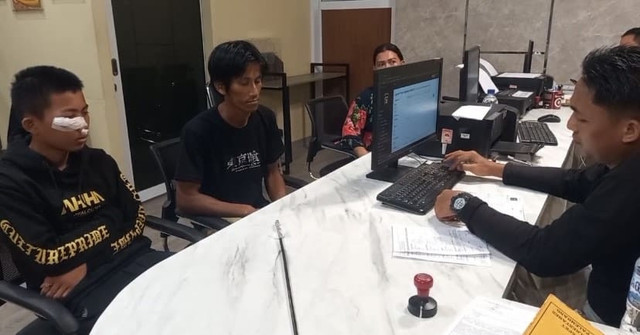 Remaja yang terkena anak panah bersama orang tuanya saat melaporkan kejadian tersebut ke SPKT Polrestabes Palembang. Foto : Istimewa