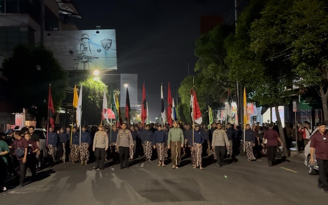 Mubeng beteng malam 1 Suro di Yogyakarta, Jumat (27/6). Foto: Pandangan Jogja/Yusufhayy