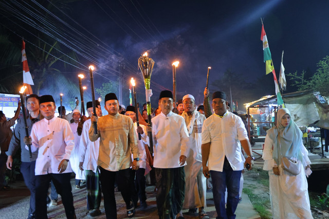 Wali Kota Palembang, Ratu Dewa, saat mengikuti pawai obor di Kelurahan Sukamulya/ist. 