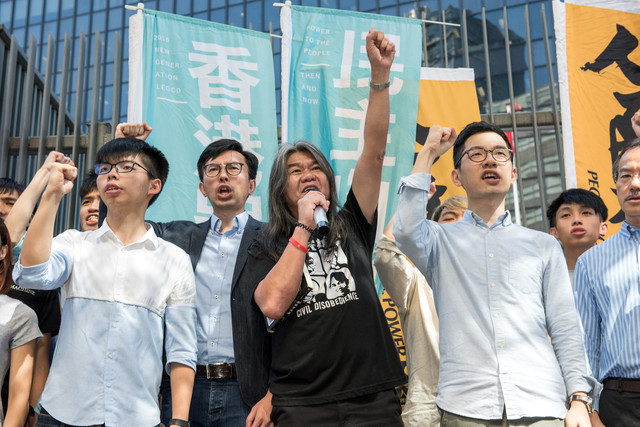 Pemimpin protes mahasiswa Joshua Wong, ketua partai prodemokrasi Hong Kong League of Social Democrats (LSD) Avery Ng, anggota parlemen prodemokrasi Leung Kwok-hung, yang juga dikenal sebagai "Rambut Panjang", dan anggota parlemen prodemokrasi Nathan. Foto: Jayne Russell / AFP
