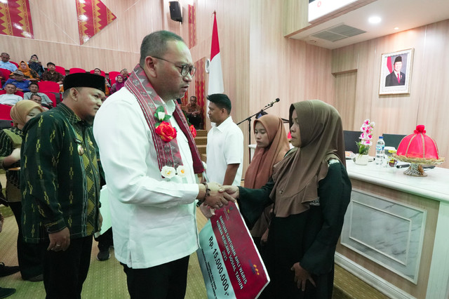 Sekretaris Jenderal Kemensos, Robben Rico, menyerahkan santunan kepada ahli waris korban meninggal penembakan KKB di Yahukimo asal Konawe serta keluarga balita korban kebakaran di Kendari. Foto: Dok. Kemensos