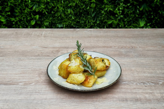 Ilustrasi cara melunakkan singkong yang keras. Foto: Unsplash/Gina's Auckland