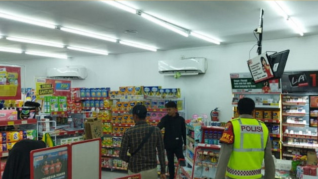 Suasana minimarket Alfamart yang berlokasi di Desa Sukosewu, Kecamatan Sukosewu, Kabupaten Bojonegoro, Jawa Timur. Jumat (27/06/2025). (Aset: Istimewa)