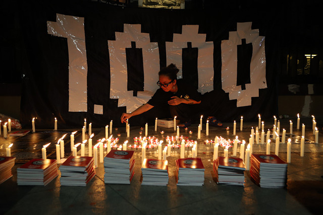 Sejumlah aktivis dan keluarga korban Tragedi Kanjuruhan menggelar aksi doa bersama dan menyalakan lilin di depan Markas Besar Kepolisian Republik Indonesia (Mabes Polri), Jakarta, pada Jumat malam (27/6/2025). Foto: Iqbal Firdaus/kumparan