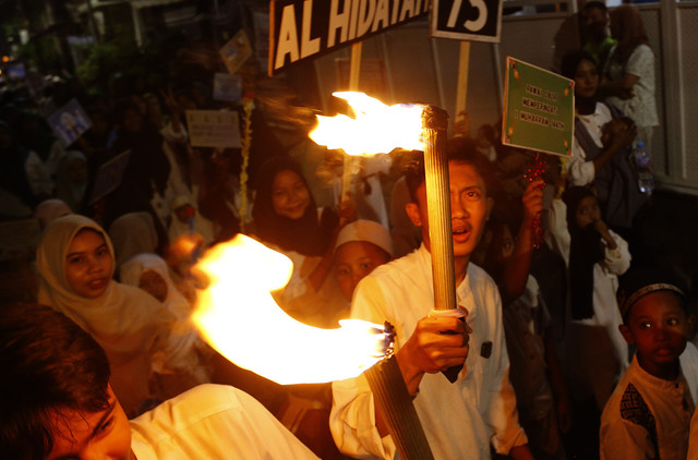 Pawai Obor Rayakan Tahun Baru Islam di Tanah Merah Surabaya