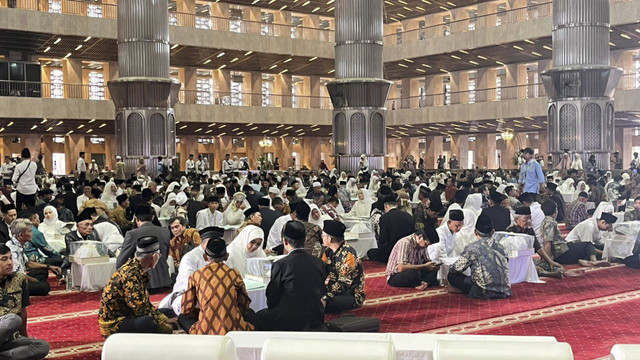 Suasana nikah massal yang diselenggarakan oleh Kementerian Agama di Masjid Istiqlal, Jakarta Pusat, Sabtu (28/6/2025). Foto: Nasywa Athifah/kumparan