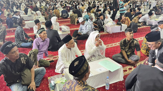 Suasana nikah massal yang diselenggarakan oleh Kementerian Agama di Masjid Istiqlal, Jakarta Pusat, Sabtu (28/6/2025). Foto: Nasywa Athifah/kumparan