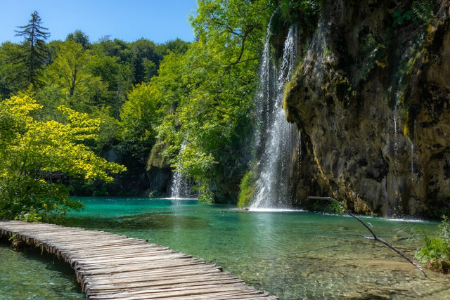 Ilustrasi Mitos Air Terjun Grojogan Sewu. Unsplash/Ilse