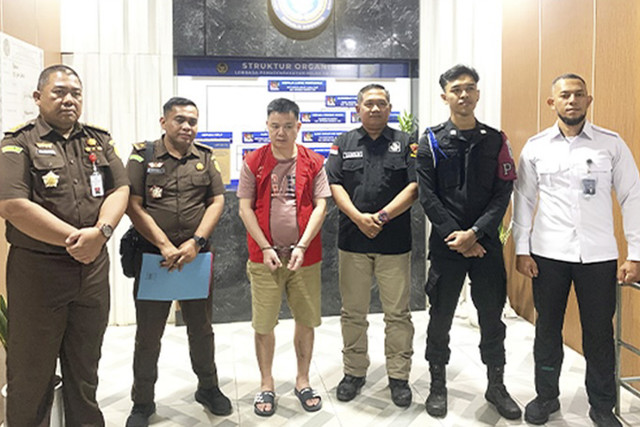 Kejari Ketapang dan Kejati Kalbar mengeksekusi WN China yang juga Terpidana kasus Tambang Emas Ilegal, Yu Hao, ke Lapas. Foto: Instagram/ @kejatikalbar