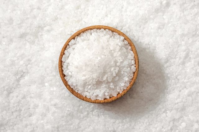 Ilustrasi garam. Foto: shablovskyistock/shutterstock